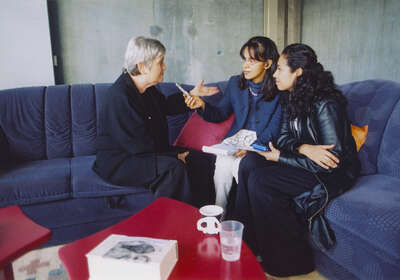 Ruth-Gaby Vermot Mangold wird von zwei Frauen interviewt, 2005